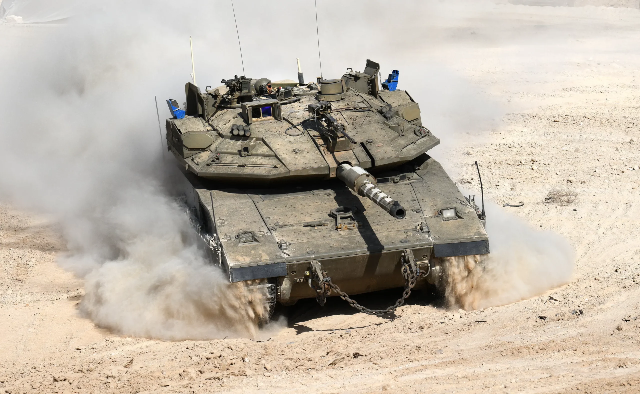 Blindados, tanques mejorados y excavadoras en rumbo a Gaza