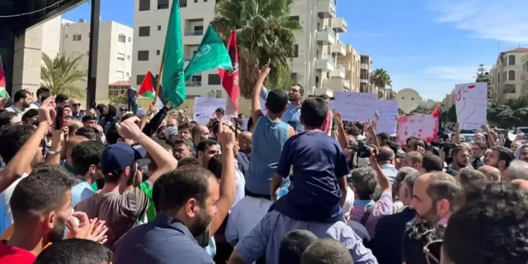 Alborotadores intentan asaltar la embajada de Israel en Jordania