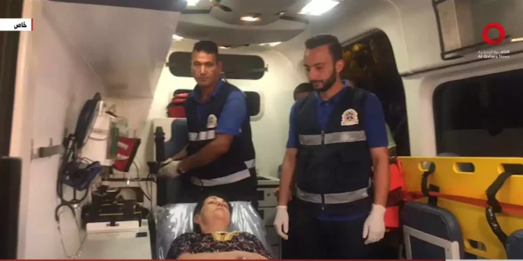 Nurit Cooper en una ambulancia tras su liberación del cautiverio de Hamás el 23 de octubre de 2023. (captura de pantalla)