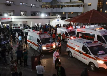 Las ambulancias se agolpan a la entrada de la sala de urgencias del Hospital Al-Shifa en la ciudad de Gaza el 15 de octubre de 2023 (Dawood NEMER / AFP).