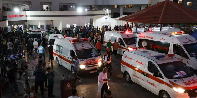 Las ambulancias se agolpan a la entrada de la sala de urgencias del Hospital Al-Shifa en la ciudad de Gaza el 15 de octubre de 2023 (Dawood NEMER / AFP).