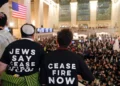 Manifestantes piden un alto el fuego entre Israel y el grupo terrorista Hamás, que gobierna Gaza, durante una protesta organizada por Jewish Voice for Peace en la estación Grand Central de Nueva York el 27 de octubre de 2023. (Kena Betancur/AFP)