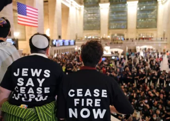Manifestantes piden un alto el fuego entre Israel y el grupo terrorista Hamás, que gobierna Gaza, durante una protesta organizada por Jewish Voice for Peace en la estación Grand Central de Nueva York el 27 de octubre de 2023. (Kena Betancur/AFP)
