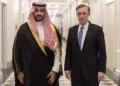 El viceministro de Defensa de Arabia Saudí, Jalid bin Salman (i), y el asesor de Seguridad Nacional de EEUU, Jake Sullivan, se reúnen en la Casa Blanca el 18 de mayo de 2022. (Jalid bin Salman/Twitter)