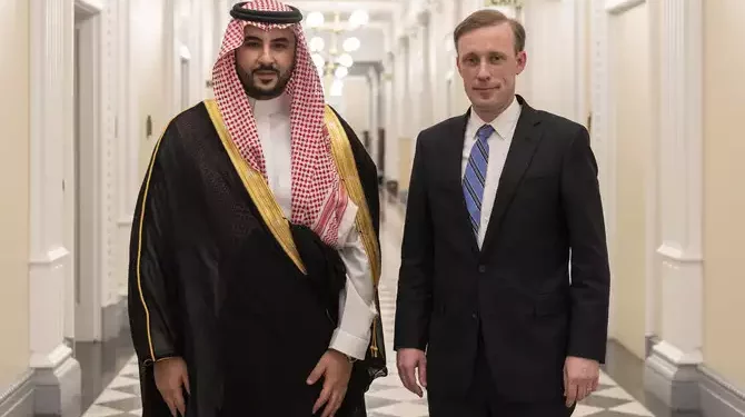 El viceministro de Defensa de Arabia Saudí, Jalid bin Salman (i), y el asesor de Seguridad Nacional de EEUU, Jake Sullivan, se reúnen en la Casa Blanca el 18 de mayo de 2022. (Jalid bin Salman/Twitter)