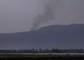 Se levanta humo tras el lanzamiento de cohetes desde el Líbano hacia el norte de Israel, 22 de octubre de 2023. (Ayal Margolin/Flash90)