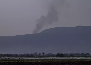 Se levanta humo tras el lanzamiento de cohetes desde el Líbano hacia el norte de Israel, 22 de octubre de 2023. (Ayal Margolin/Flash90)