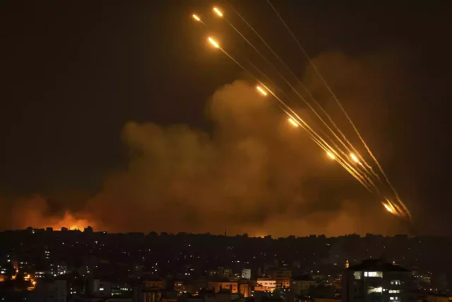 Hamás lanza ataque masivo de cohetes contra Ashkelon