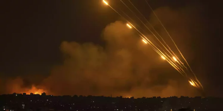 Hamás lanza ataque masivo de cohetes contra Ashkelon