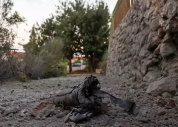 Una imagen muestra un fragmento de un cohete supuestamente disparado desde el Líbano en la ciudad norteña israelí de Kiryat Shmona, cerca de la frontera con el Líbano, el 18 de octubre de 2023. (Foto de jalaa marey / AFP)