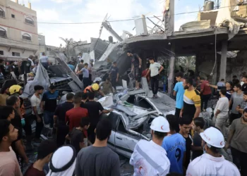 Ilustrativo: Palestinos inspeccionan escombros tras un ataque israelí cerca de una escuela de la UNRWA en Khan Yuonis, en el sur de la Franja de Gaza, el 21 de octubre de 2023. (Mahmud HAMS / AFP)