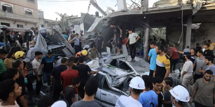 Ilustrativo: Palestinos inspeccionan escombros tras un ataque israelí cerca de una escuela de la UNRWA en Khan Yuonis, en el sur de la Franja de Gaza, el 21 de octubre de 2023. (Mahmud HAMS / AFP)