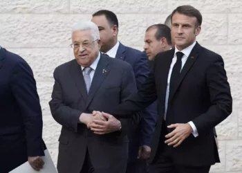 El presidente francés Emmanuel Macron, a la derecha, es recibido por el presidente palestino Mahmoud Abbas en la ciudad cisjordana de Ramallah, el 24 de octubre de 2023. (Christophe Ena/Pool/AFP)