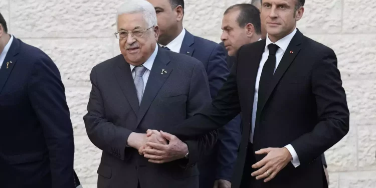 El presidente francés Emmanuel Macron, a la derecha, es recibido por el presidente palestino Mahmoud Abbas en la ciudad cisjordana de Ramallah, el 24 de octubre de 2023. (Christophe Ena/Pool/AFP)