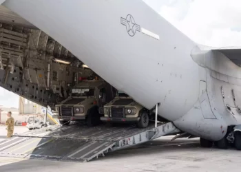 Un avión con vehículos blindados para las FDI llega al aeropuerto Ben Gurion, el 19 de octubre de 2023. (Ministerio de Defensa)