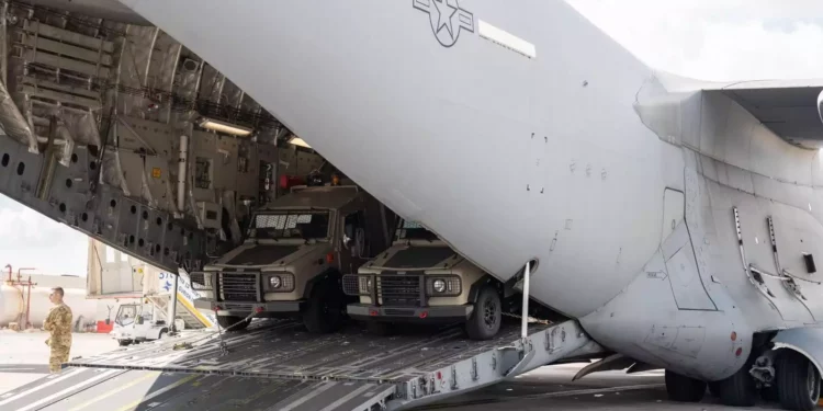 Un avión con vehículos blindados para las FDI llega al aeropuerto Ben Gurion, el 19 de octubre de 2023. (Ministerio de Defensa)