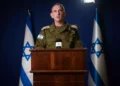 El portavoz de las FDI, el contralmirante Daniel Hagari, habla con los medios de comunicación en Tel Aviv el 16 de octubre de 2023. (Avshalom Sassoni/Flash90