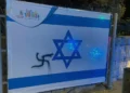Vandalizan banderas de Israel en Jerusalén con esvástica