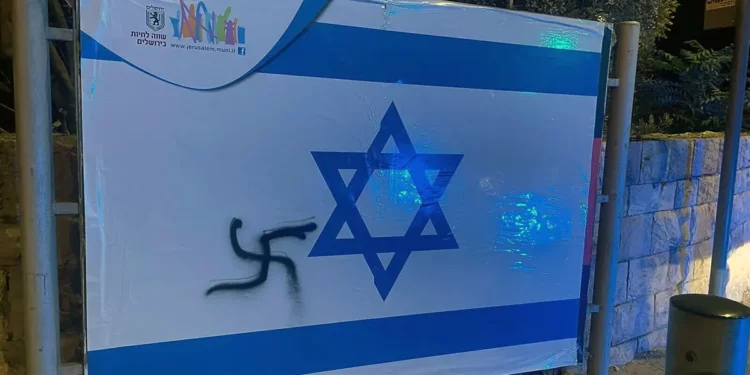 Vandalizan banderas de Israel en Jerusalén con esvástica