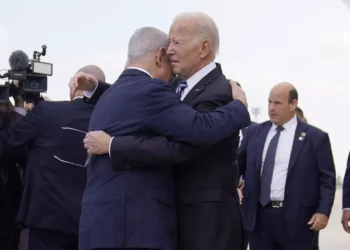 El presidente estadounidense Joe Biden es saludado por el primer ministro israelí Benjamin Netanyahu tras llegar al aeropuerto internacional Ben Gurion, el miércoles 18 de octubre de 2023, en Tel Aviv. (AP/Evan Vucci)