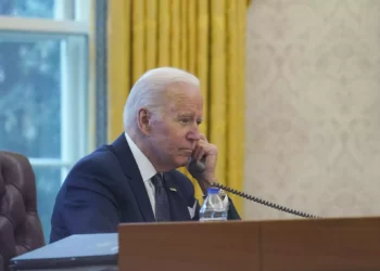 Ilustrativo: El presidente de EEUU, Joe Biden, atiende una llamada telefónica en el Despacho Oval de la Casa Blanca, en Washington, el 9 de diciembre de 2021. (AP Photo/Susan Walsh)