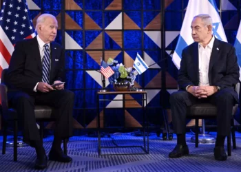 El presidente estadounidense Joe Biden (izq.) se reúne con el primer ministro Benjamin Netanyahu en Tel Aviv el 18 de octubre de 2023. (Brendan SMIALOWSKI / AFP)