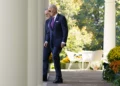 El presidente estadounidense Joe Biden y el primer ministro australiano Anthony Albanese caminan desde el Despacho Oval hacia una rueda de prensa en el Jardín de las Rosas de la Casa Blanca en Washington, miércoles 25 de octubre de 2023. (AP Photo/Evan Vucci)