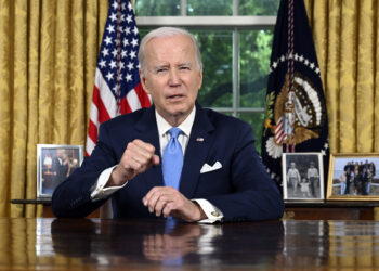 El presidente de EE.UU., Joe Biden, se dirige a la nación sobre el acuerdo presupuestario que eleva el límite de la deuda federal y evita un impago del gobierno de EE.UU., desde el Despacho Oval de la Casa Blanca en Washington, el viernes 2 de junio de 2023. (Jim Watson/Pool vía AP)
