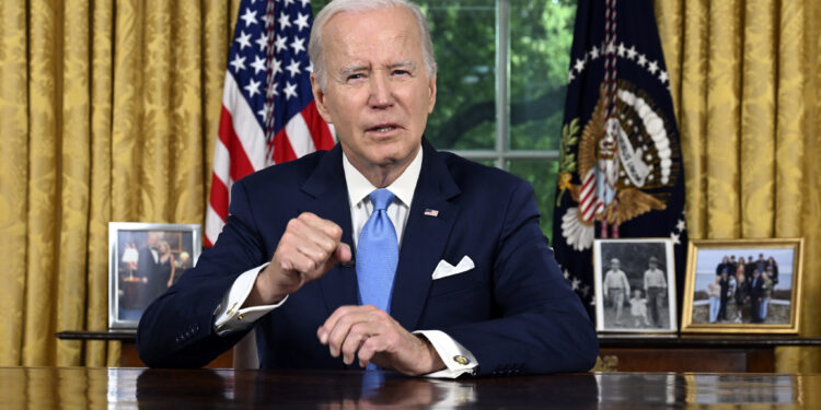 El presidente de EE.UU., Joe Biden, se dirige a la nación sobre el acuerdo presupuestario que eleva el límite de la deuda federal y evita un impago del gobierno de EE.UU., desde el Despacho Oval de la Casa Blanca en Washington, el viernes 2 de junio de 2023. (Jim Watson/Pool vía AP)