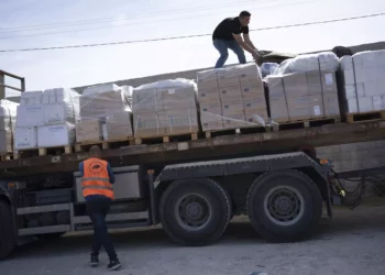 Camiones con ayuda humanitaria para la Franja de Gaza entran desde Egipto en Rafah el 21 de octubre de 2023. (AP Photo/Fatima Shbair)