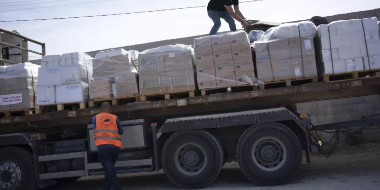 Camiones con ayuda humanitaria para la Franja de Gaza entran desde Egipto en Rafah el 21 de octubre de 2023. (AP Photo/Fatima Shbair)