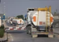 Camiones cargados de combustible circulan por la Franja de Gaza el 22 de octubre de 2023. (MOHAMMED ABED / AFP)