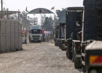 Un convoy de camiones con ayuda humanitaria entra en la Franja de Gaza desde Egipto por el paso fronterizo de Rafah el 21 de octubre de 2023. (Eyad BABA / AFP)