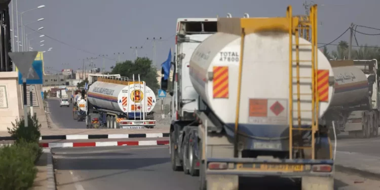 Camiones que transportan combustible circulan por la Franja de Gaza el 22 de octubre de 2023. (Mohammed Abed/AFP)