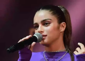 La cantante israelí Noa Kirel canta el himno nacional en Brooklyn