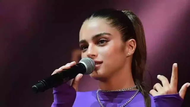 La cantante israelí Noa Kirel canta el himno nacional en Brooklyn