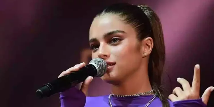 La cantante israelí Noa Kirel canta el himno nacional en Brooklyn