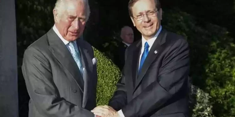El rey Carlos III expresa sus condolencias al presidente Herzog
