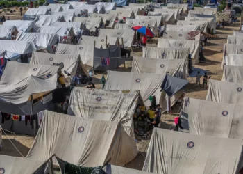 Palastinos en un campamento de tiendas temporal establecido para los gazatíes evacuados de sus hogares, en los terrenos de una instalación de la UNRWA en Khan Younis, Gaza, 19 de octubre de 2023. (Abed Rahim Khatib/Flash90)