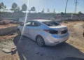Daños causados a un coche en Sderot por un ataque con cohetes el 19 de octubre de 2023. (Municipio de Sderot)