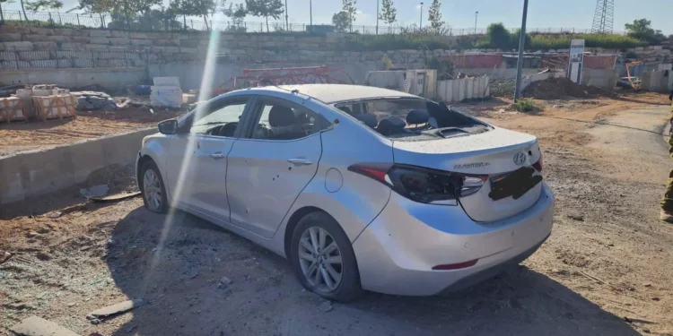 Daños causados a un coche en Sderot por un ataque con cohetes el 19 de octubre de 2023. (Municipio de Sderot)