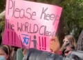 Un cartel antisemita en una protesta propalestina de estudiantes de la Universidad de Nueva York y otras personas en el Washington Square Park de Manhattan el 25 de octubre de 2023. (Captura de pantalla/X)