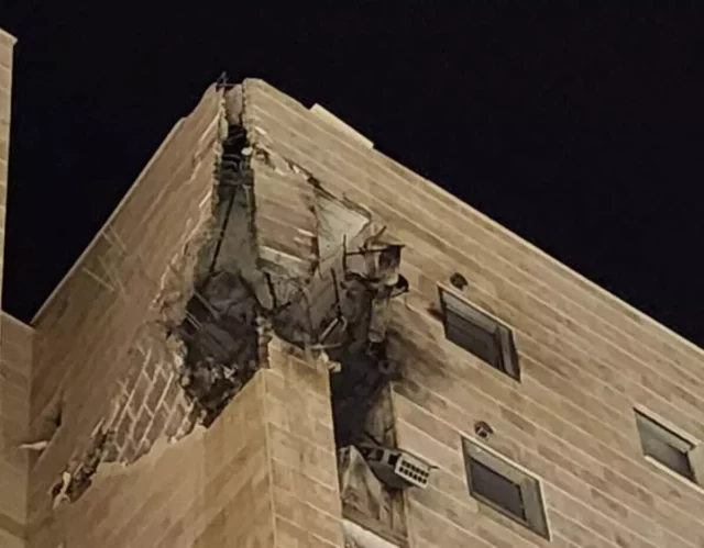 Cohetes alcanzan un coche y un edificio en Sderot