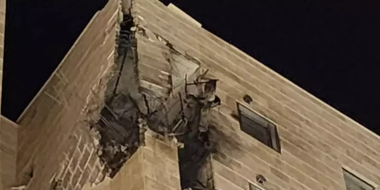 Cohetes alcanzan un coche y un edificio en Sderot
