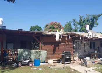 Casa alcanzada por un cohete en la periferia de Gaza