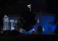 La casa blanca es iluminada de azul y blanco en apoyo a Israel