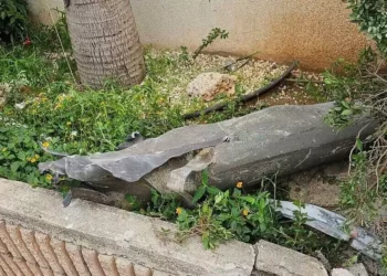 Un gran fragmento de cohete en Rishon Lezion tras el lanzamiento de una andanada contra el centro de Israel el 29 de octubre de 2023 (cortesía, utilizado de conformidad con la cláusula 27a de la Ley de Propiedad Intelectual).