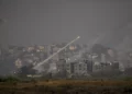 Cohetes disparados hacia Israel desde la Franja de Gaza, vistos desde el sur de Israel, lunes 23 de octubre de 2023. (AP Photo/Ariel Schalit)