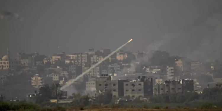 Cohetes disparados hacia Israel desde la Franja de Gaza, vistos desde el sur de Israel, lunes 23 de octubre de 2023. (AP Photo/Ariel Schalit)