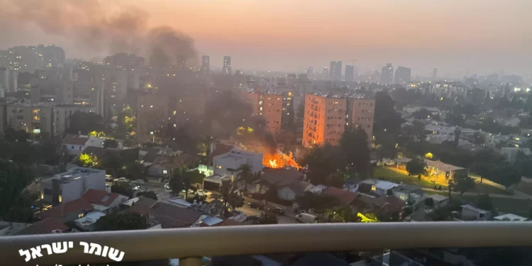 Cohetes impactan en las ciudades centrales de Kiryat Ono y Holon